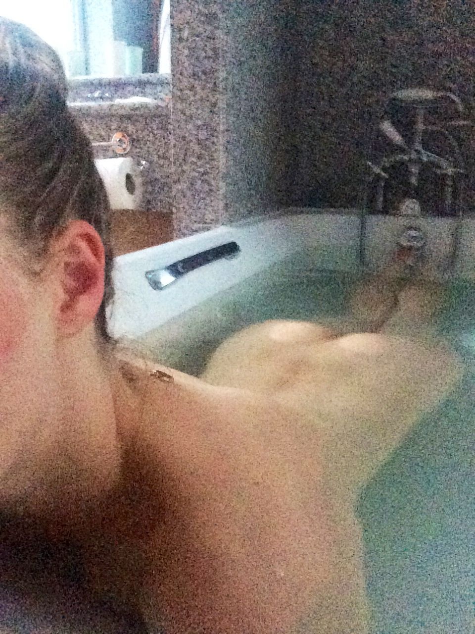 Amanda Seyfried Naked Bath Selfie Leaked Celebrity Leaks Scandals