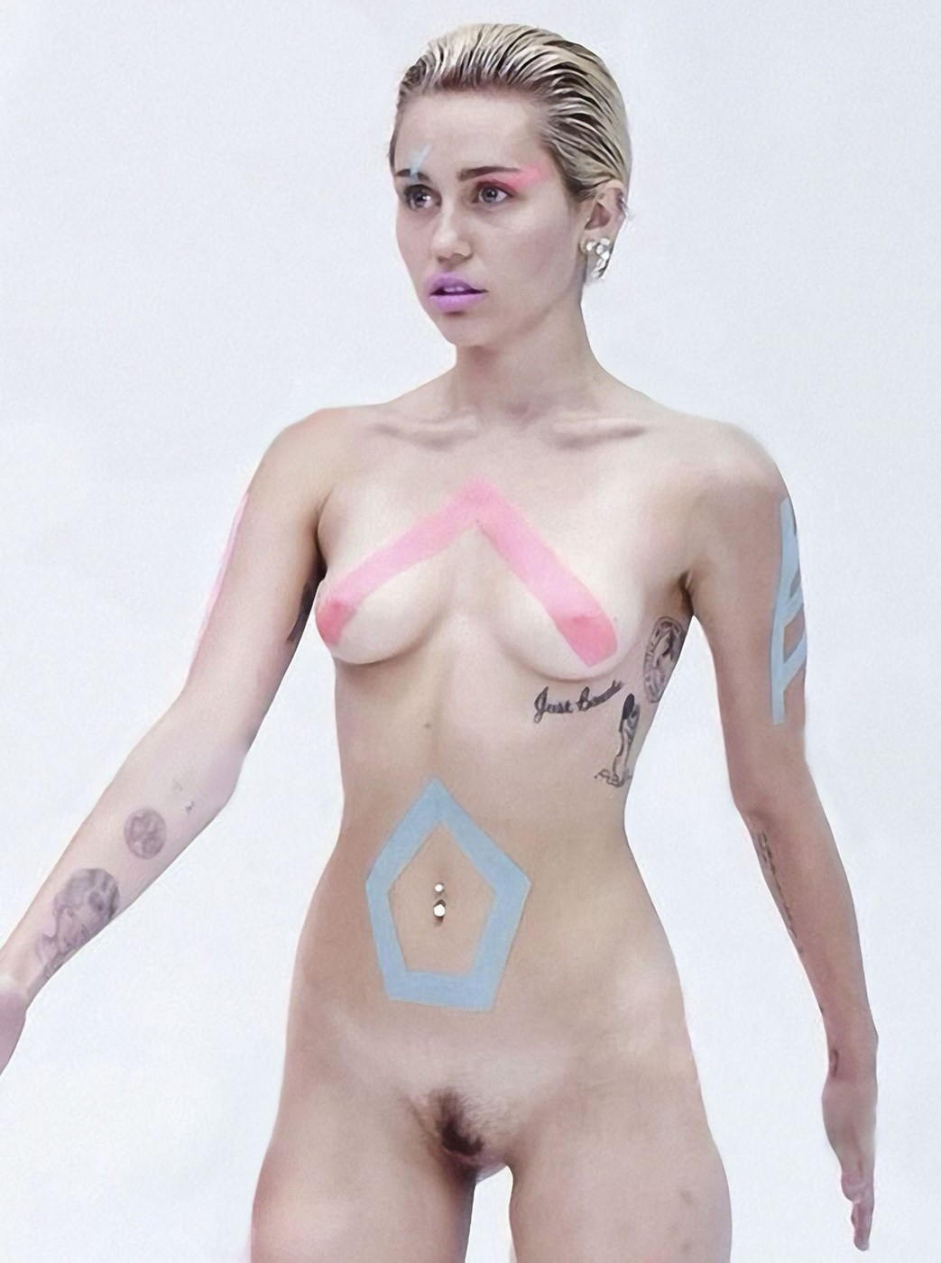 1043px x 1400px - Miley Cyrus nude outtakes leaked from Paper Magazine ...